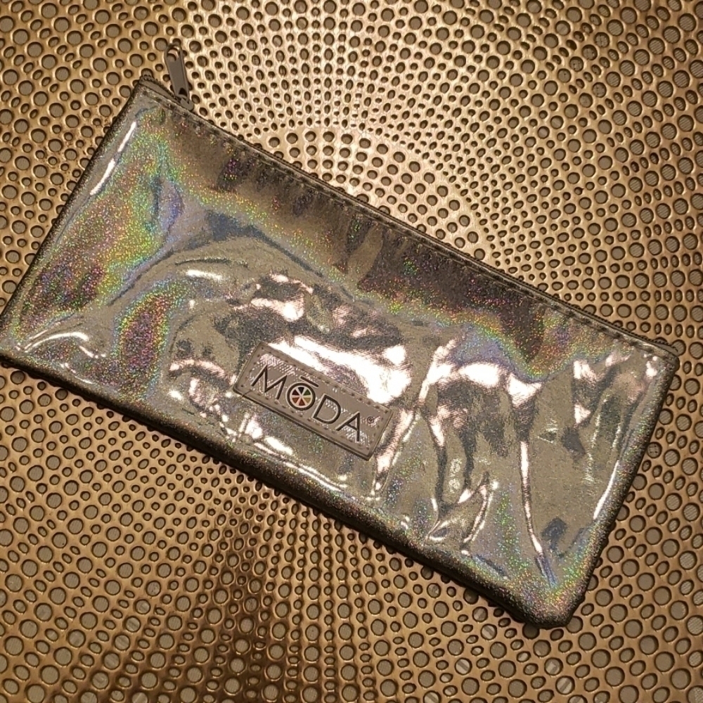 𝅺makeup or brushes bag.